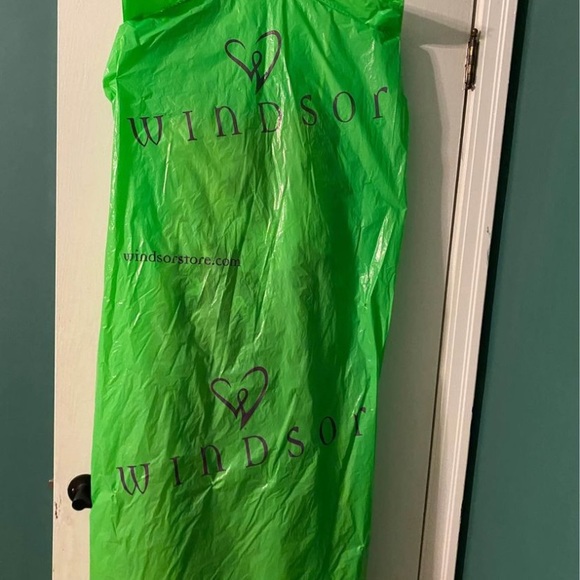 Women’s Gown - Picture 8 of 9